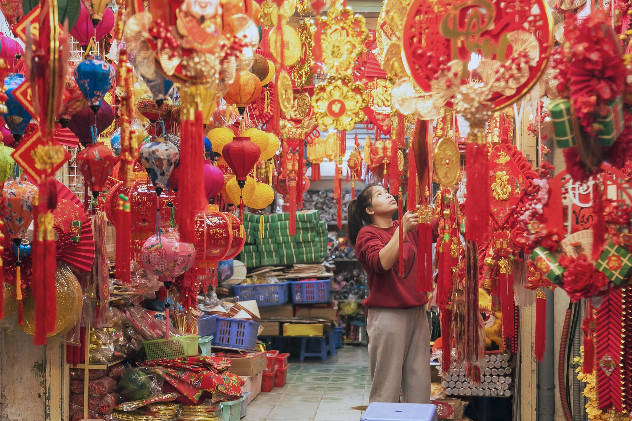 A shop selling Tet decorations in Hanoi. Photo: Lee Hyo-seung