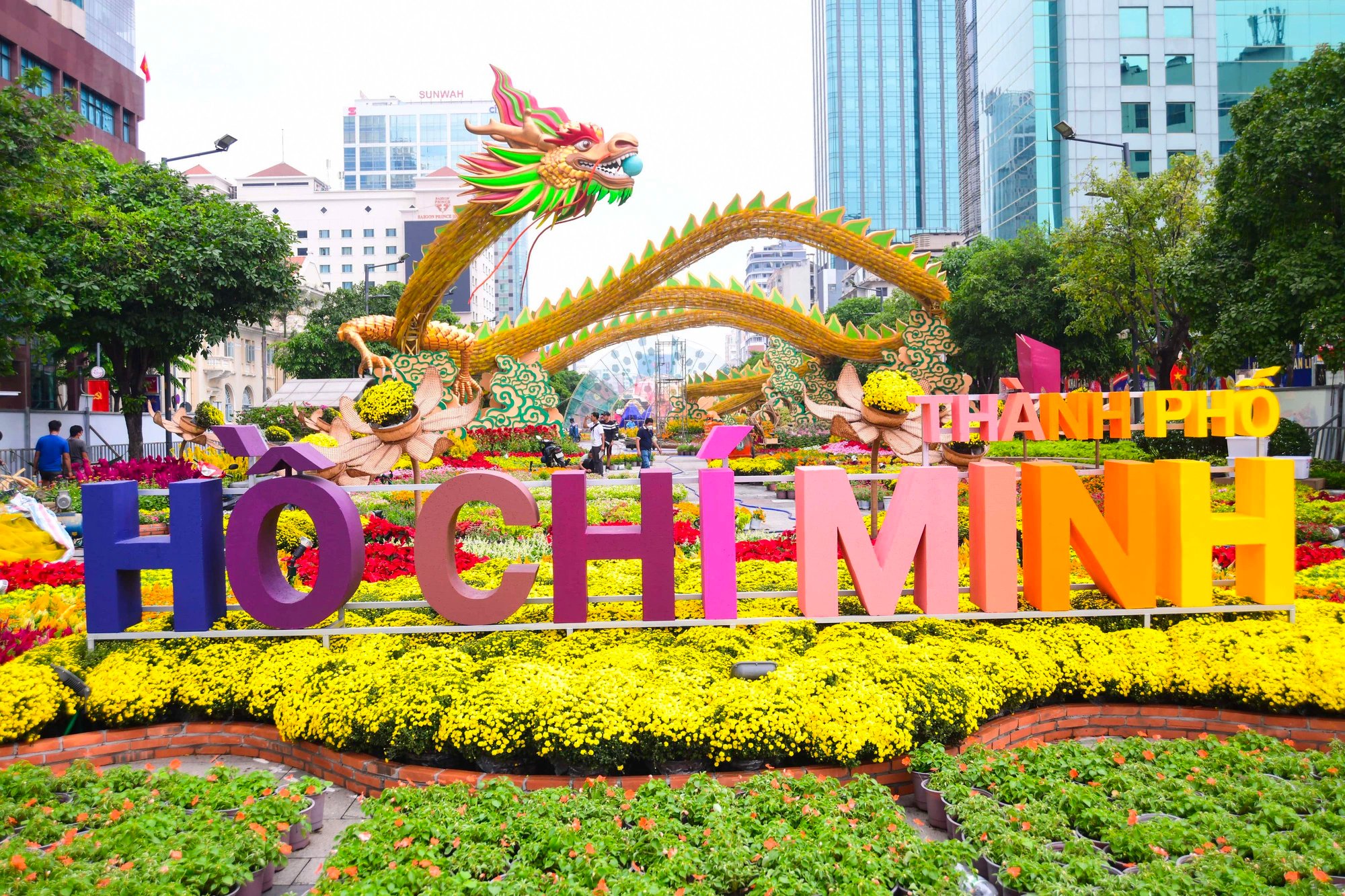 A statue of dragon is seen at the 2024 Nguyen Hue Flower Street in District 1, Ho Chi Minh City. Photo: Quang Dinh / Tuoi Tre