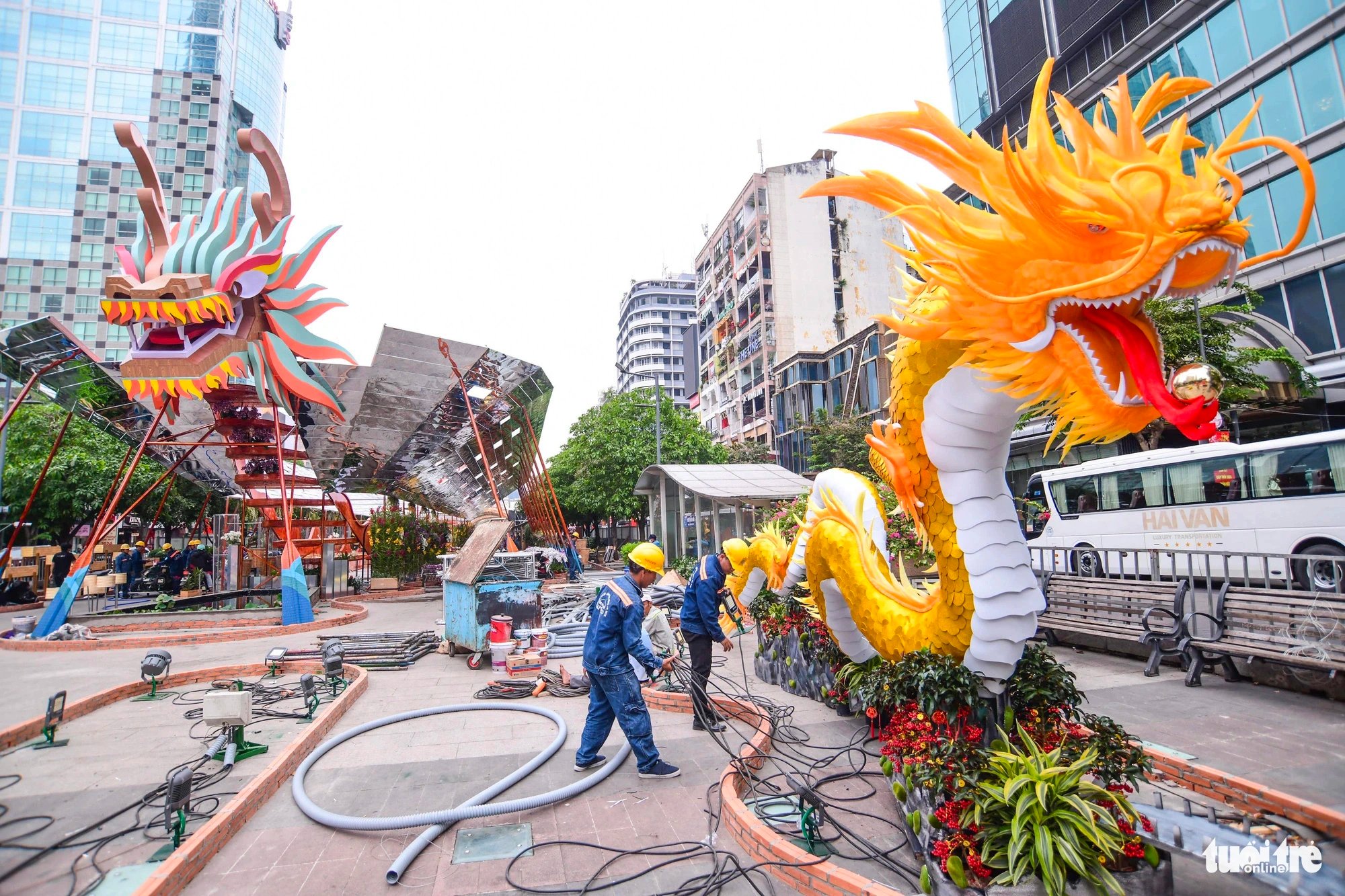 Workers are finishing installing dragon statues ahead the inauguration of the 2024 Nguyen Hue Flower Street, which will take place from 7pm on February 7 to 9pm on February 14, in District 1, Ho Chi Minh City. Photo: Quang Dinh / Tuoi Tre