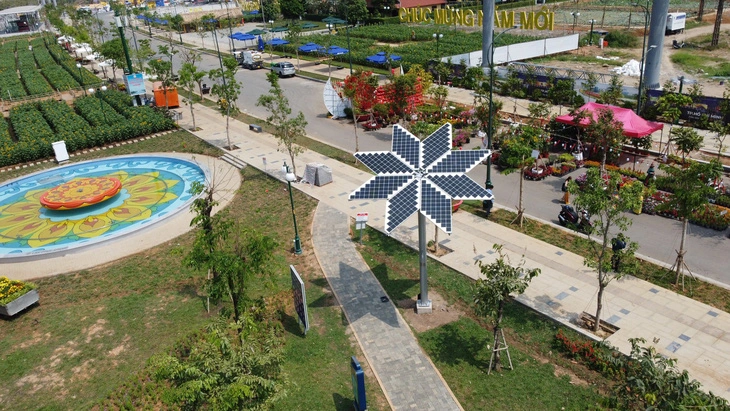 ‘Sunflower branch’ generates clean electricity at Saigon Riverside Park