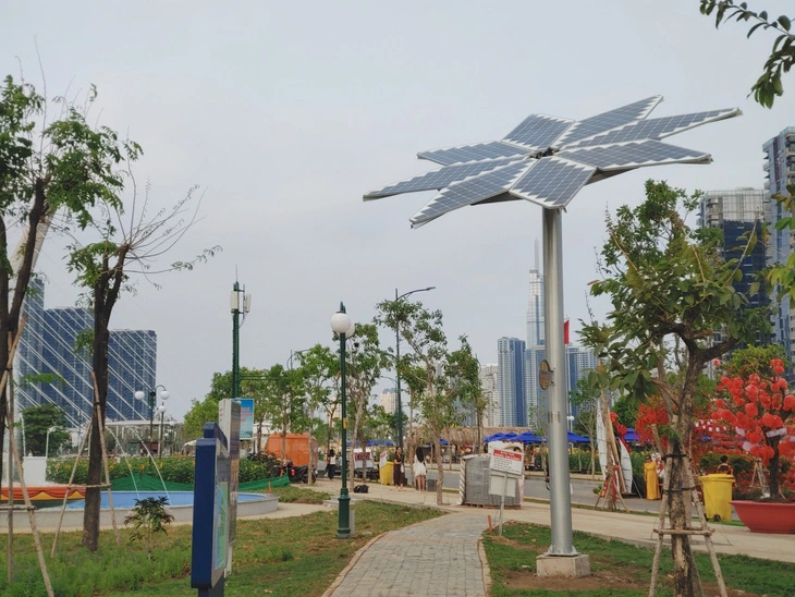 A close-up of a solar power pole with eight photovoltaic panels at the Saigon Riverside Park in Thu Duc City under Ho Chi Minh City, February 6, 2024. Photo: T.L. / Tuoi Tre