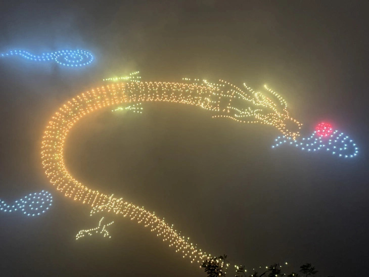 The image of a dragon is created at the rehearsal for the drone light show in Hanoi, Vietnam, on February 7, 2024. Photo: Nguyen Hien / Tuoi Tre
