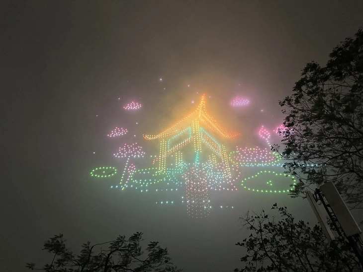One among the spectacular images depicted by a multicolored drone in Vietnam’s Hanoi on the evening of February 7, 2024. Photo: Nguyen Hien / Tuoi Tre