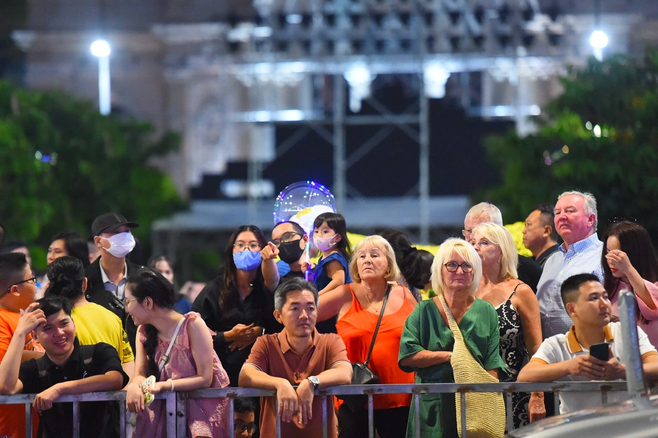 Foreign tourists are seen among visitors to the Nguyen Hue Flower Street in District 1, Ho Chi Minh City on its opening night on February 7, 2024. Photo: Tuoi Tre