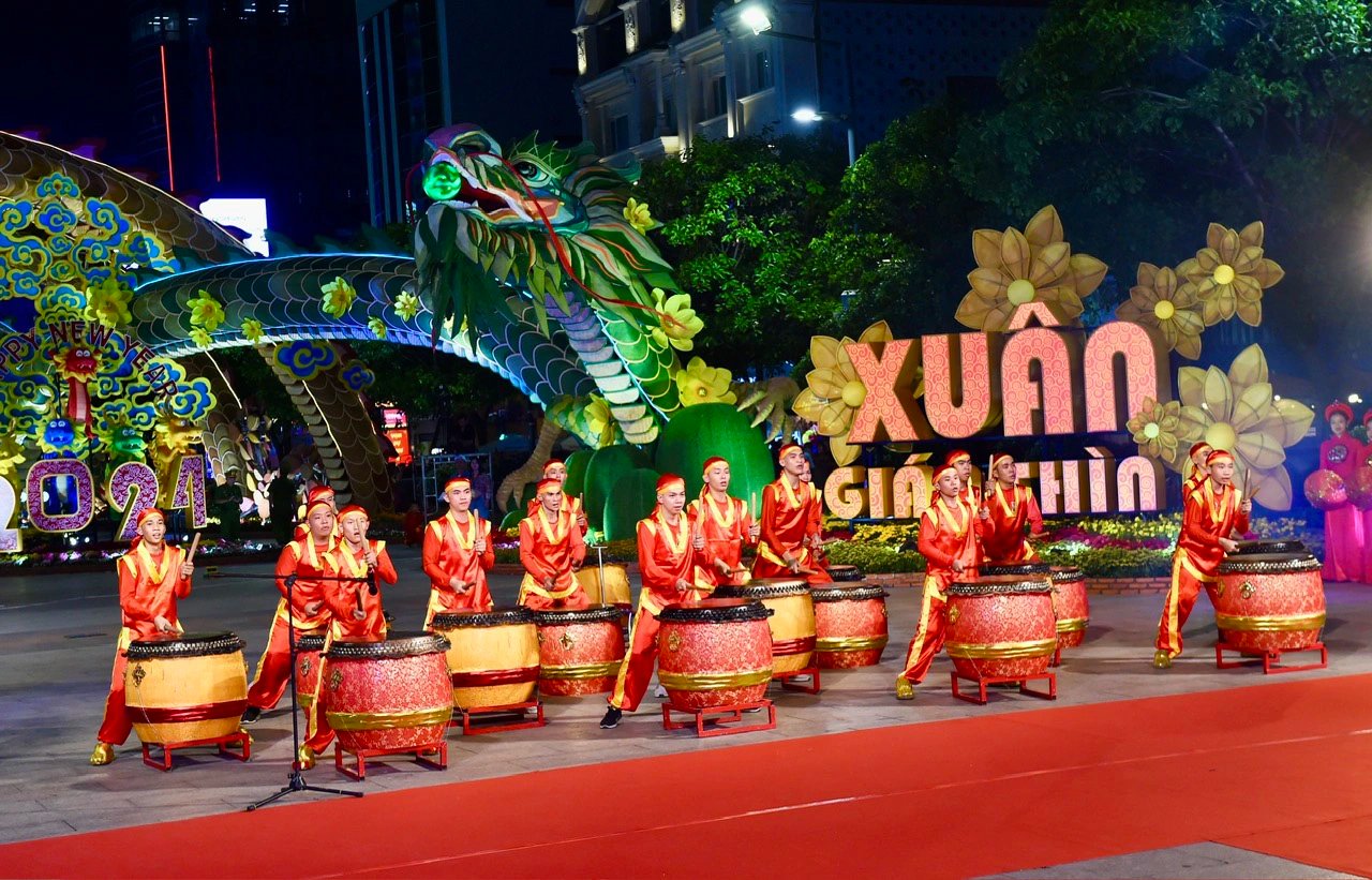 A traditional drum performance at the opening ceremony of the Nguyen Hue Flower Street in District 1, Ho Chi Minh City on its opening night on February 7, 2024. Photo: Tuoi Tre
