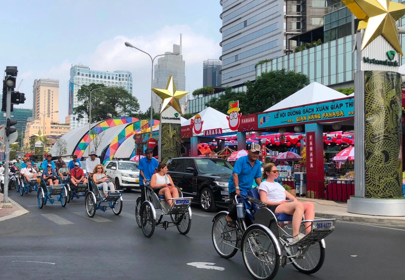 Foreign tourists enjoy pre-Tet atmosphere in Ho Chi Minh City