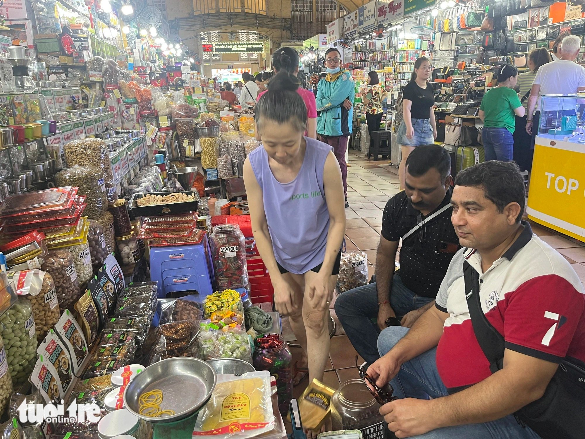 Tourits shop at Ben Thanh Market in District 1, Ho Chi Minh City ahead of Tet holiday. Photo: N.Binh / Tuoi Tre