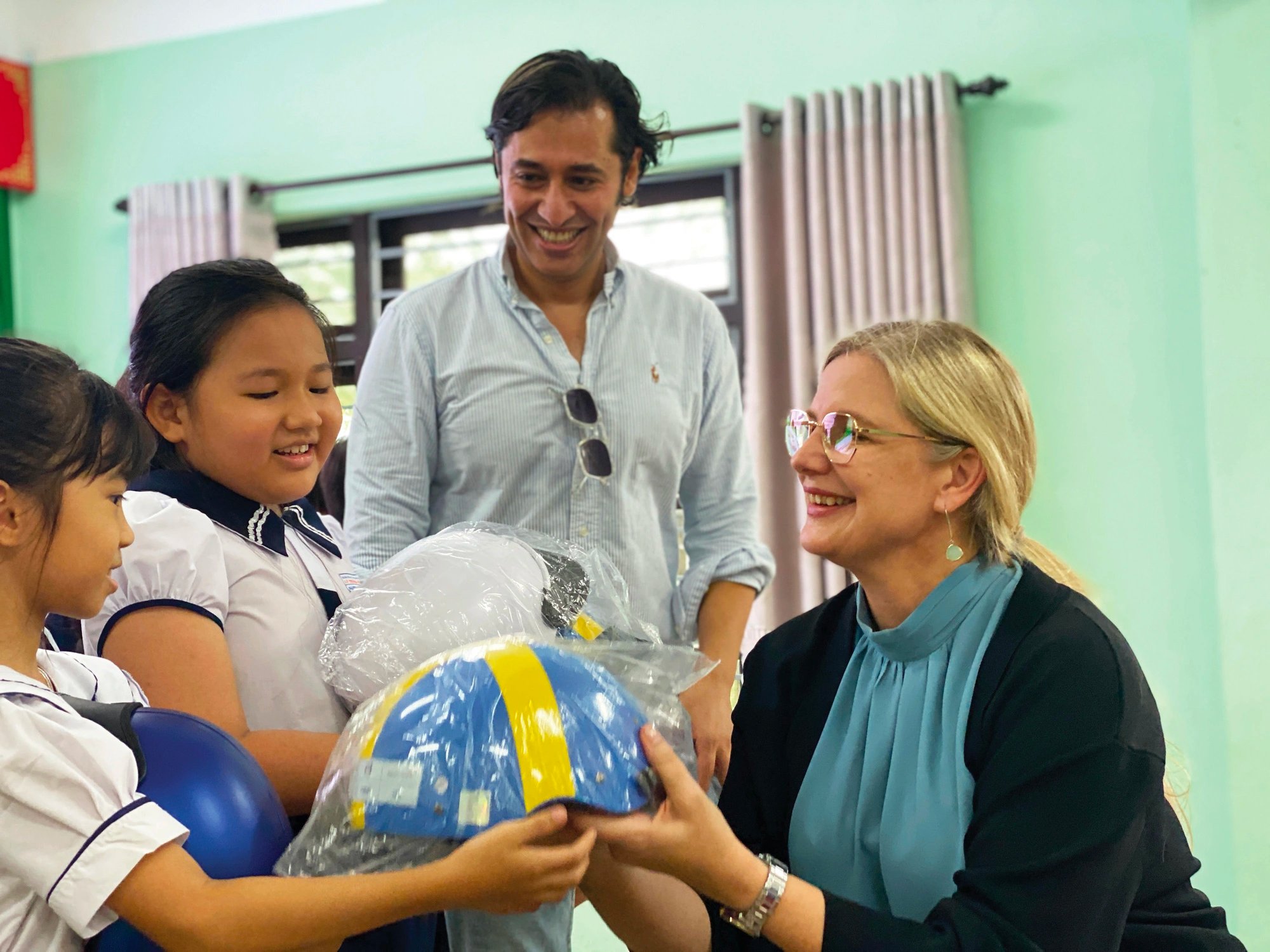Swedish Ambassador to Vietnam Ann Måwe gifts helmets for children in Hoi An City, Quang Nam Province, central Vietnam in 2023. Photo: B.D / Tuoi Tre