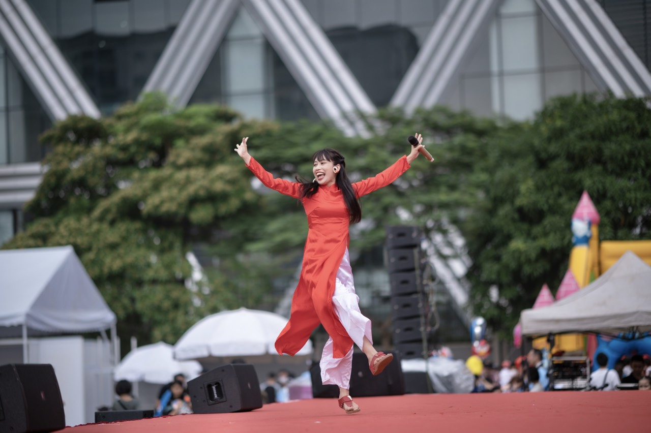 Meet the Japanese singer who is captivated by Vietnam
