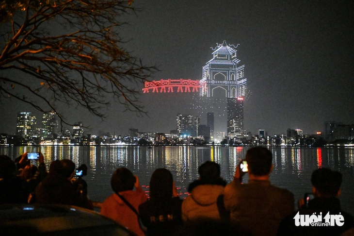 On February 9, 2024, a crowd gathered at West Lake in Hanoi to witness and capture the drone-created image of one of the symbolic architectural marvels in the Vietnamese capital. Photo: Hong Quang / Tuoi Tre