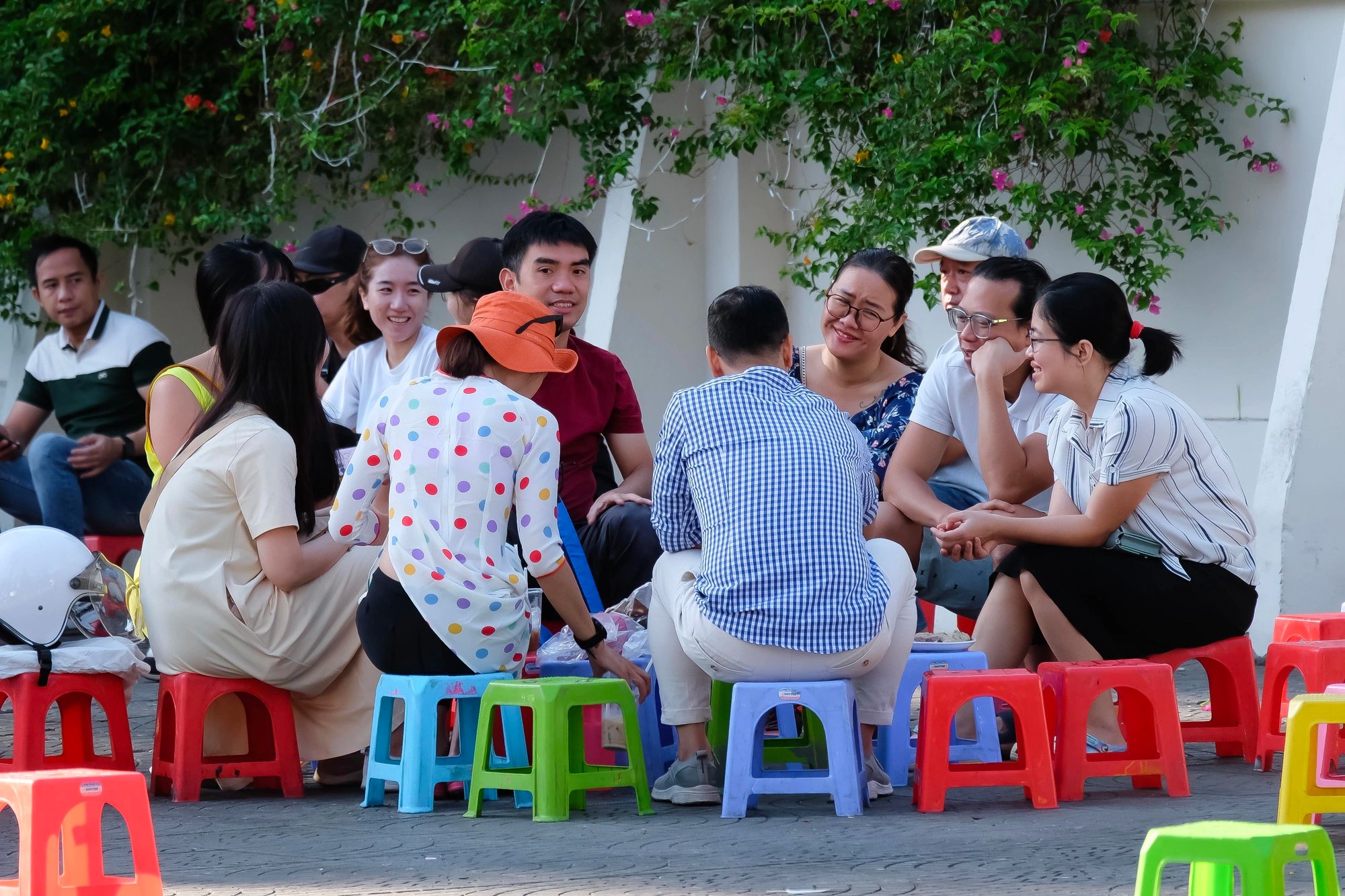 People sit on plastic stools and have coffee in District 1, Ho Chi Minh City on February 11, 2024. Photo: Phuong Nhi / Tuoi Tre