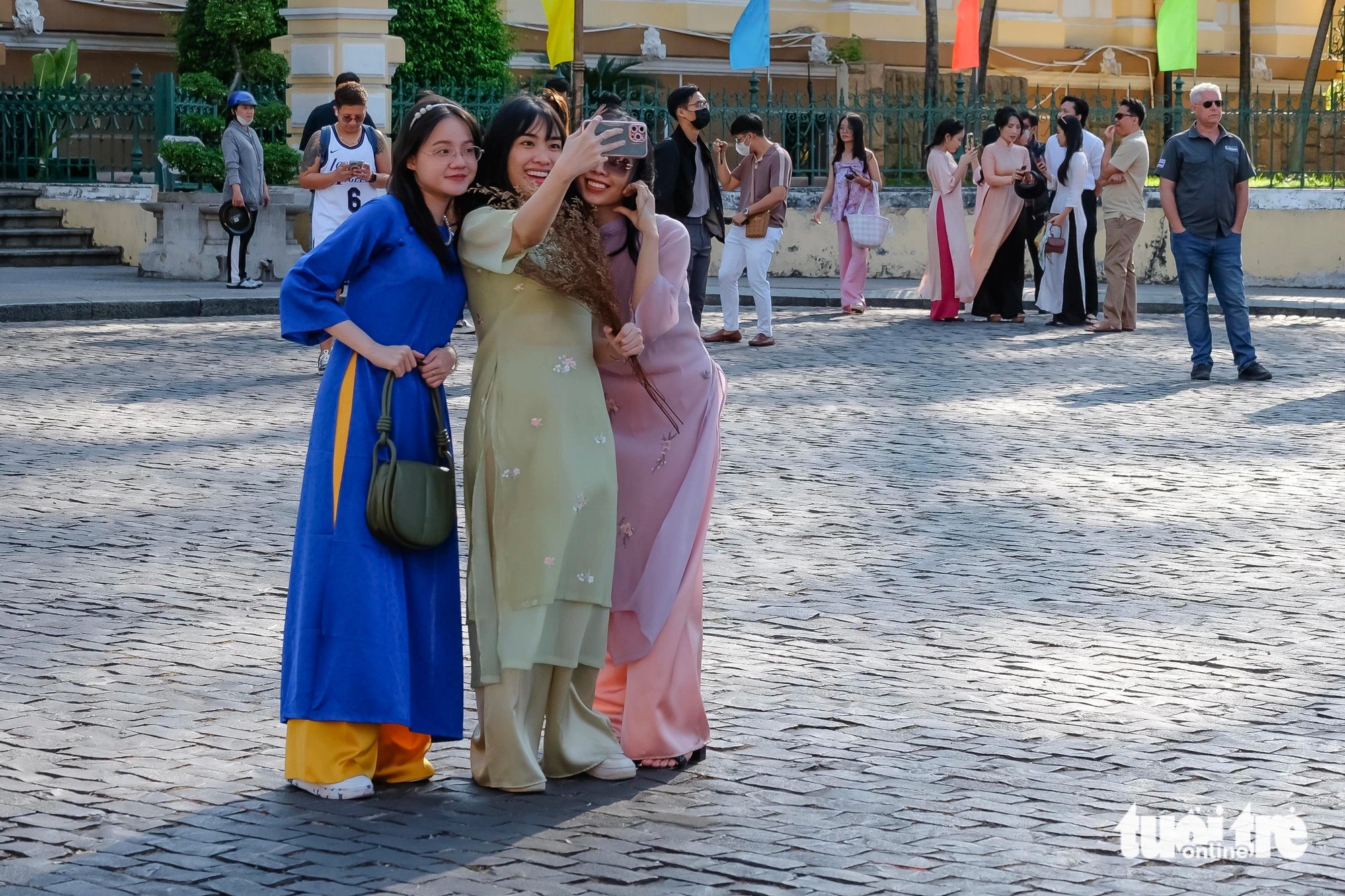 Visitors take a selfie in front of the Saigon Central Post Office in District 1, Ho Chi Minh City on February 11, 2024. Photo: Phuong Nhi / Tuoi Tre