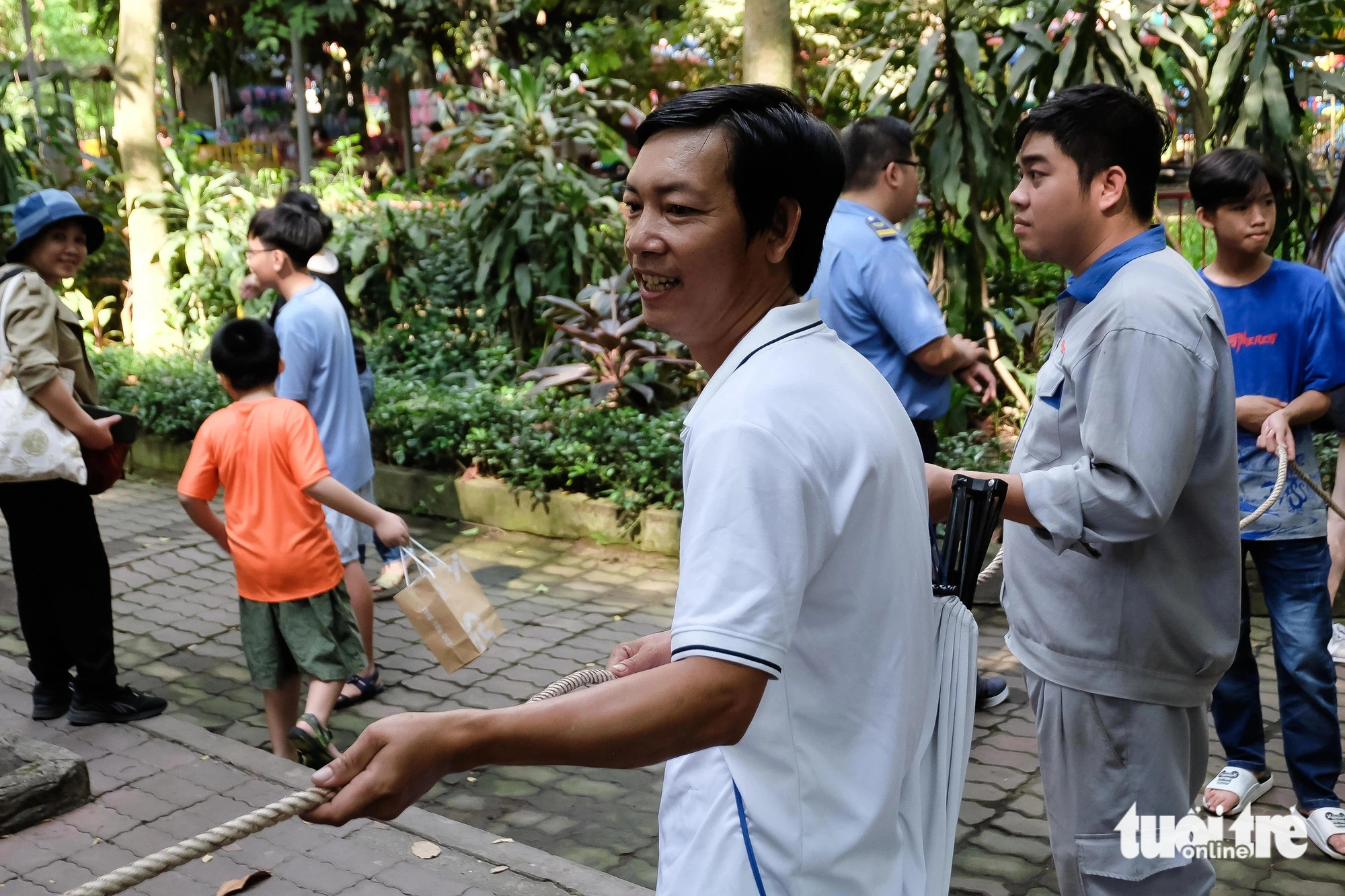 Tran Van Ti, a 41-year-old resident of Thu Duc City under the jurisdiction of Ho Chi Minh City, hailed the tiger as being sturdy and smart. Photo: Phuong Nhi / Tuoi Tre