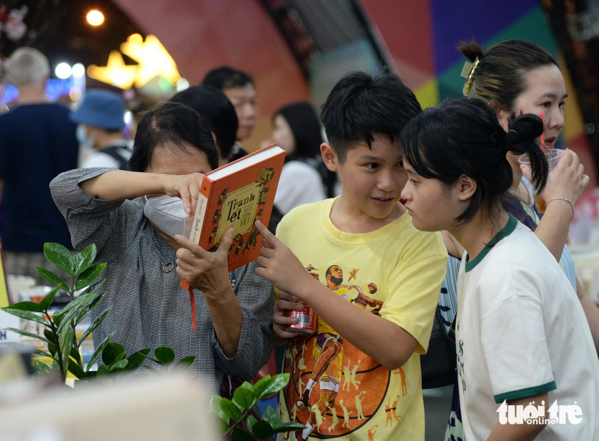 Child readers visit the Lunar New Year book festival. Photo: Tu Trung / Tuoi Tre