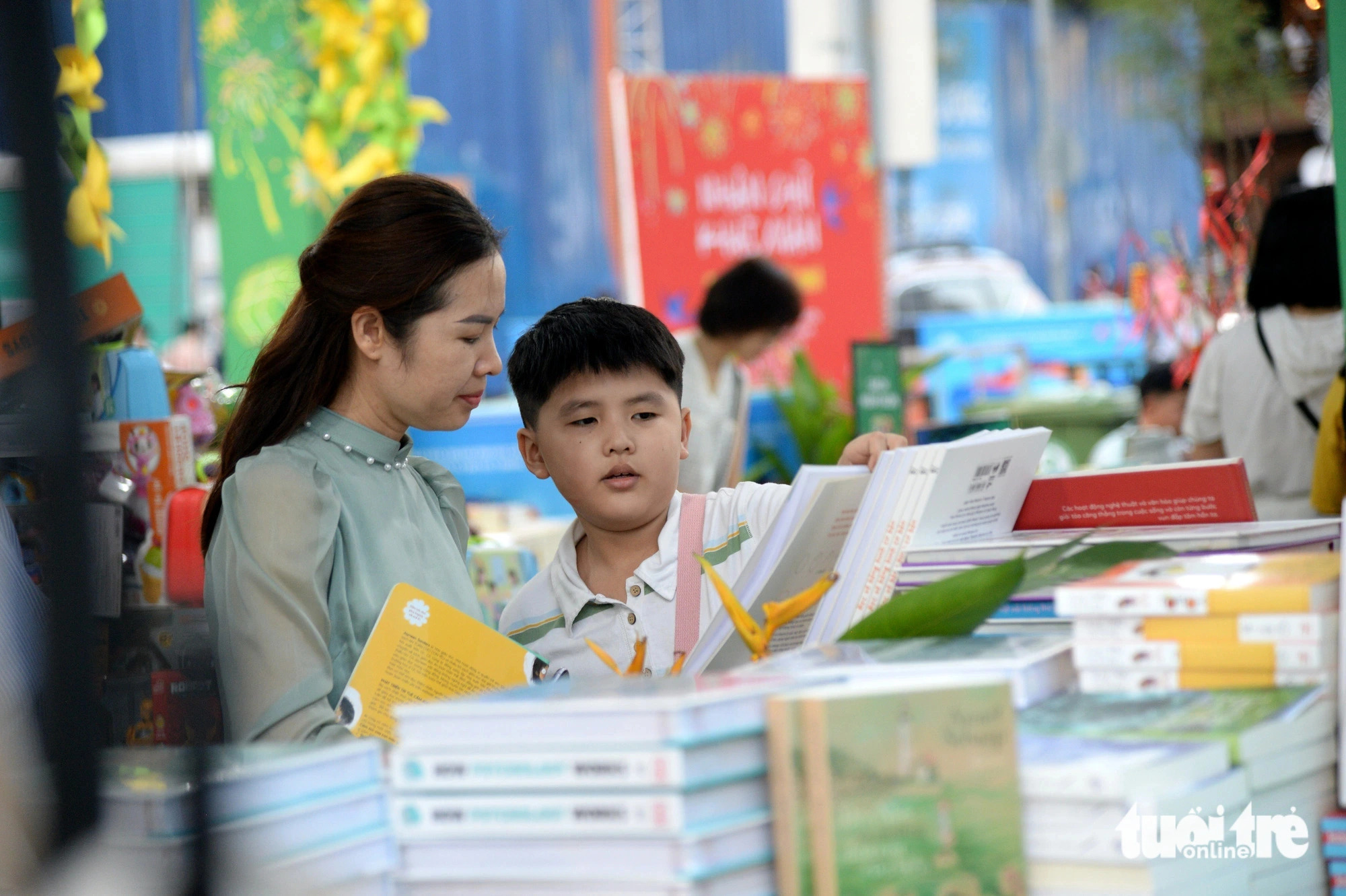 A boy picks his favorite books at the event. Photo: Tu Trung / Tuoi Tre