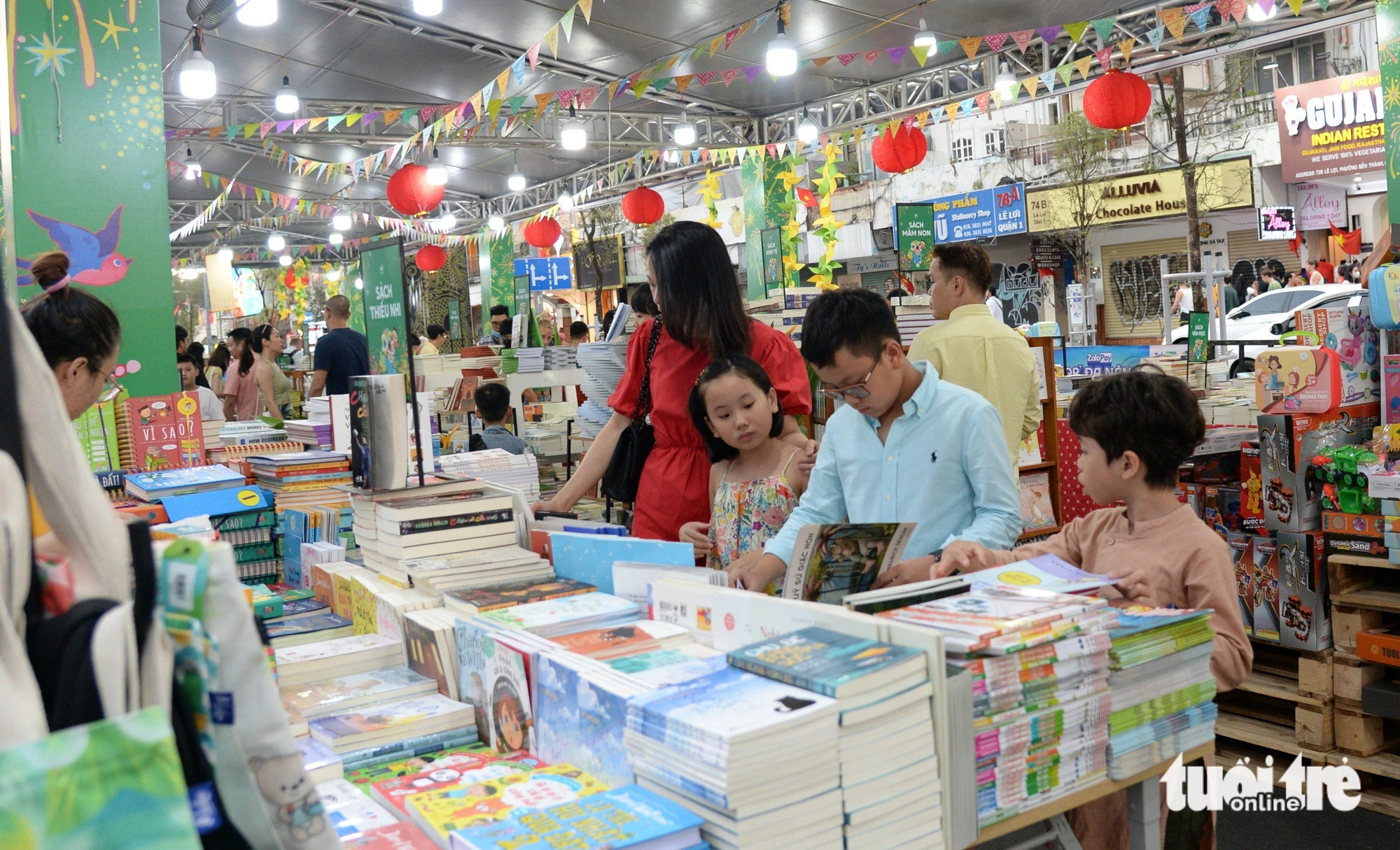More than 65,000 books of various genres are being offered at the Lunar New Year book festival held on Le Loi Street, District 1, Ho Chi Minh City. Photo: Tu Trung / Tuoi Tre