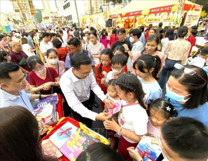The Ho Chi Minh City Department of Information and Communications launched an initiative giving away over 16,000 books as Tet gifts at the book festival on the first day of the Tet (Lunar New Year) holiday, February 11, 2024. Photo: Vietnam News Agency