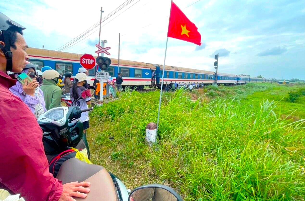1 teen girl killed, 1 injured while trying to cross rail track in south-central Vietnam