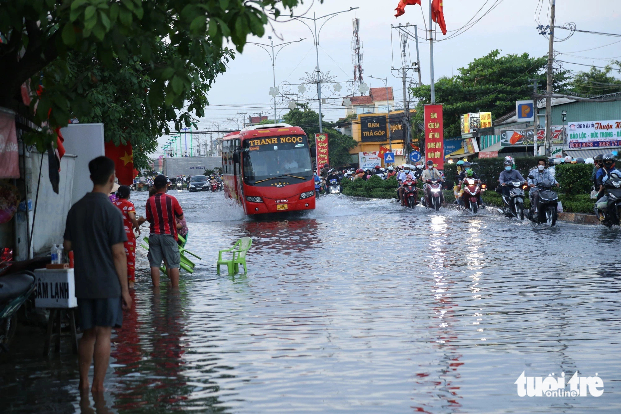 High tide swamps streets, houses in Vietnam’s Tien Giang