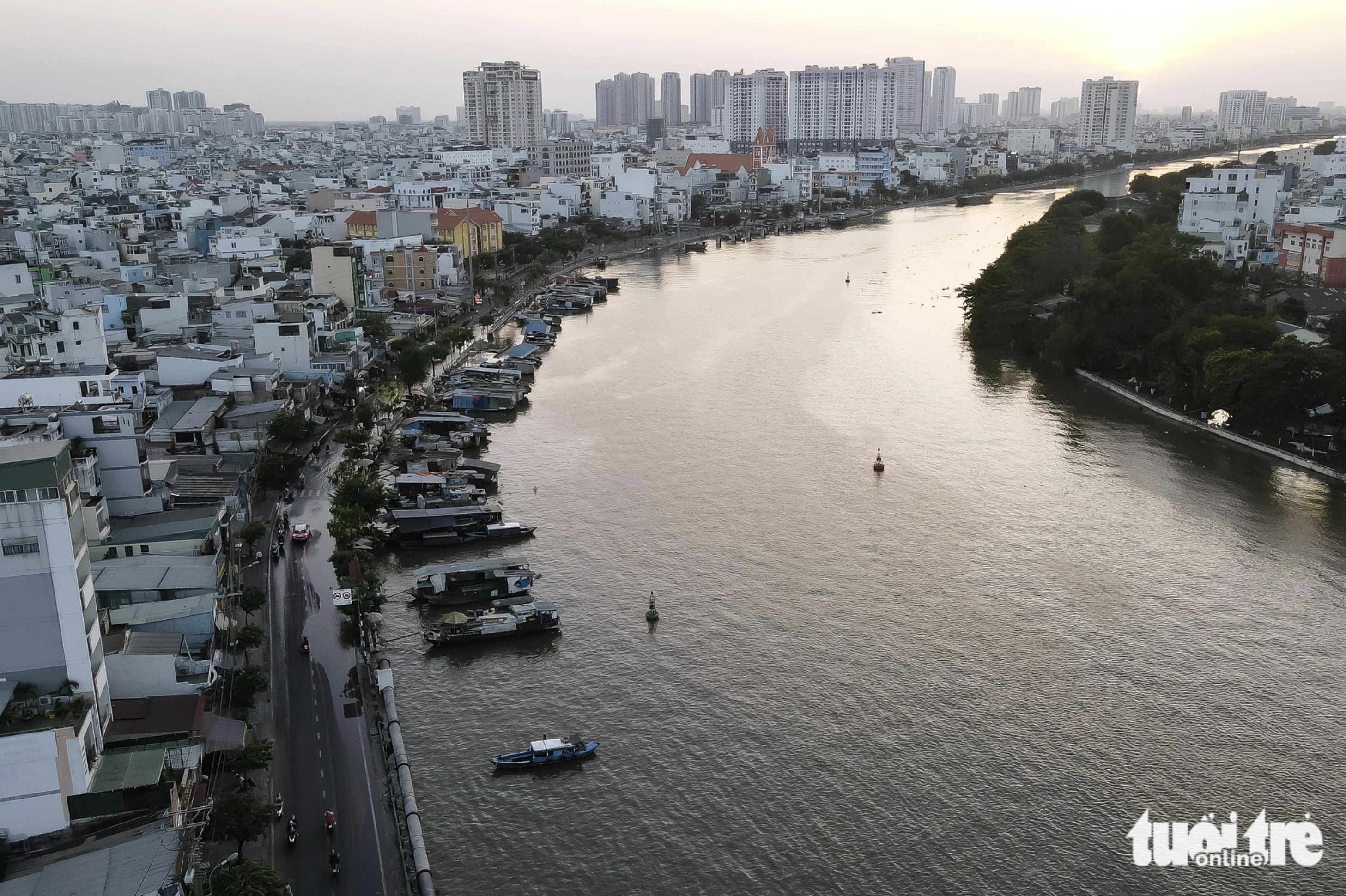 The water level of the Saigon River in Ho Chi Minh City is pictured rising on February 12, 2024. Photo: Tuoi Tre