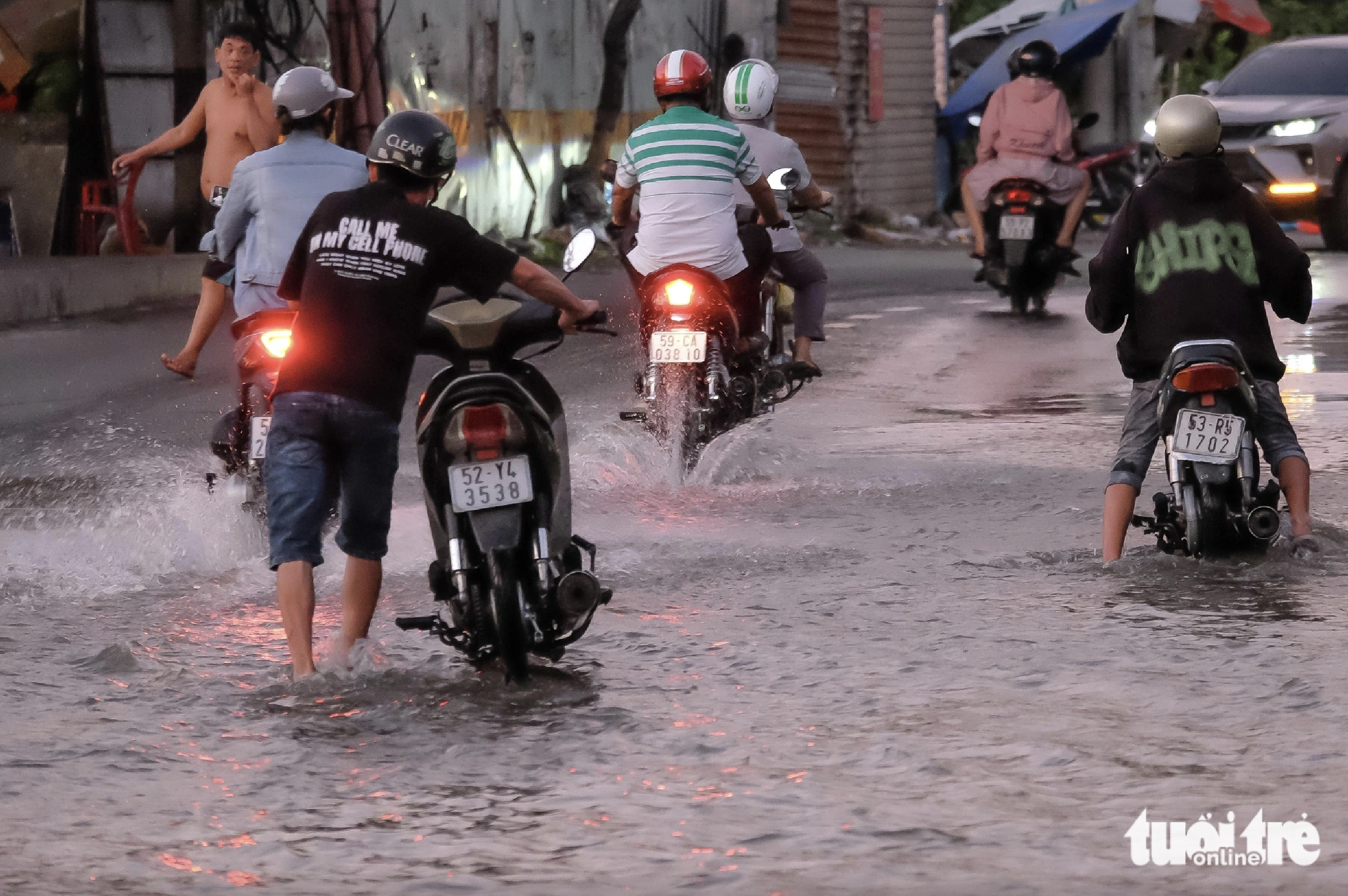 Several motorcycles break down due to flooding triggered by high tide in Ho Chi Minh City. Photo: Tuoi Tre