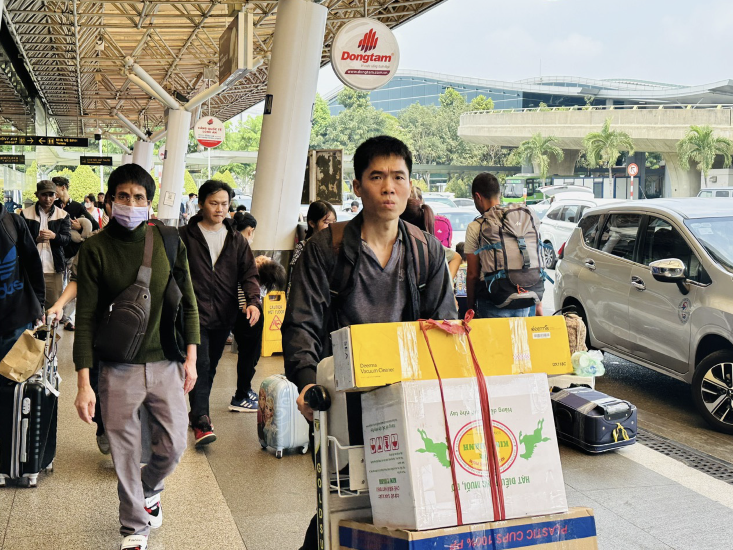 Passengers voice concerns over overcrowding at Ho Chi Minh City airport after Tet
