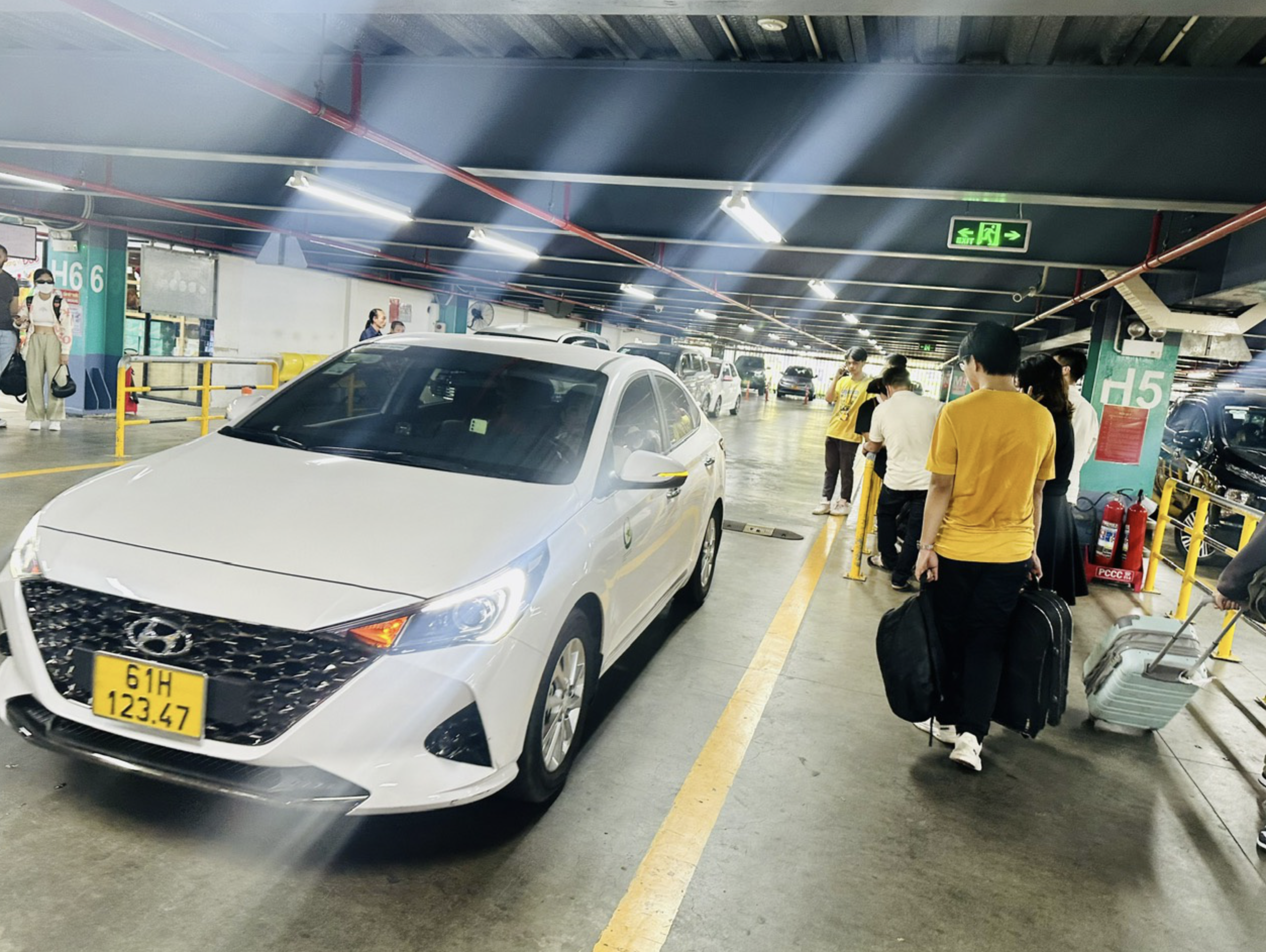 Taxi service providers and ride-hailing service operators are committed to supplying an adequate number of cabs to serve passengers at Tan Son Nhat International Airport after Tet. Photo: Cong Trung / Tuoi Tre