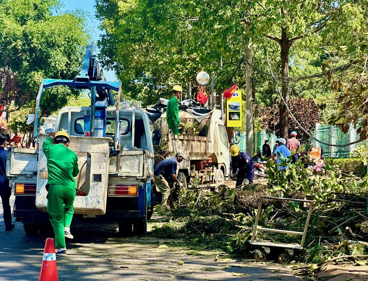 Workers tidy the scene of the incident. Photo: Trung Tan / Tuoi Tre