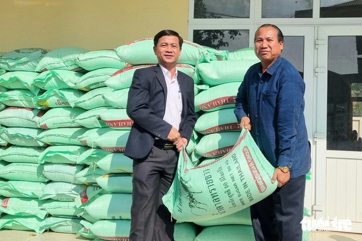 Vietnam’s Quang Tri presents $16,300, 10 metric tons of rice to Laotian households