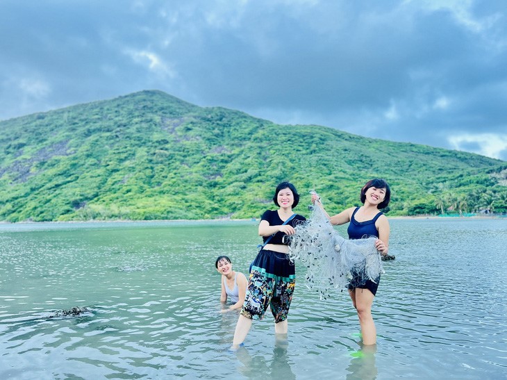 Tourists mingle with the clean water flow. Photo: Xuan Vien / Tuoi Tre