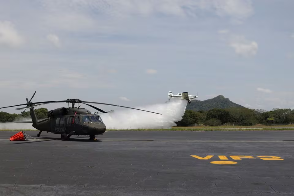 An AT-802 Air Tractor aircraft donated by the United States to the Colombian Police drops water during a demonstration to the press, at the Police Aviation School in Mariquita, Colombia February 14, 2024. Photo: Reuters
