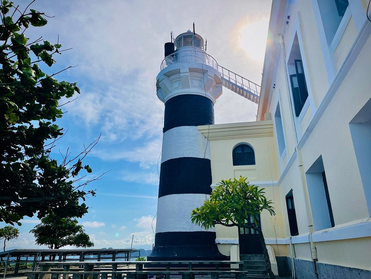 Hon Lon Lighthouse on Bich Dam Island. Photo: Xuan Vien / Tuoi Tre
