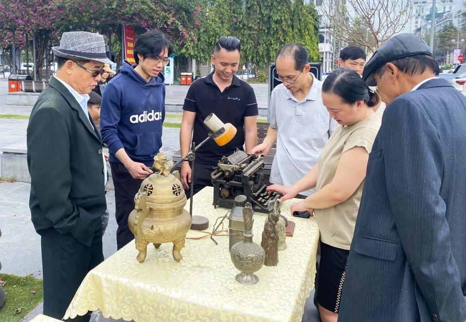 Visitors explore a fair selling vintage items at Quang Ninh Museum in Quang Ninh Province, northern Vietnam. Photo: H.Quynh / Tuoi Tre