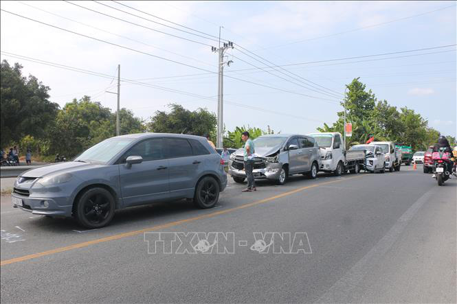 The multi-car rear-end crash causes traffic congestion on a road section in Soc Trang Province, southern Vietnam, February 15, 2024. Photo: Vietnam News Agency
