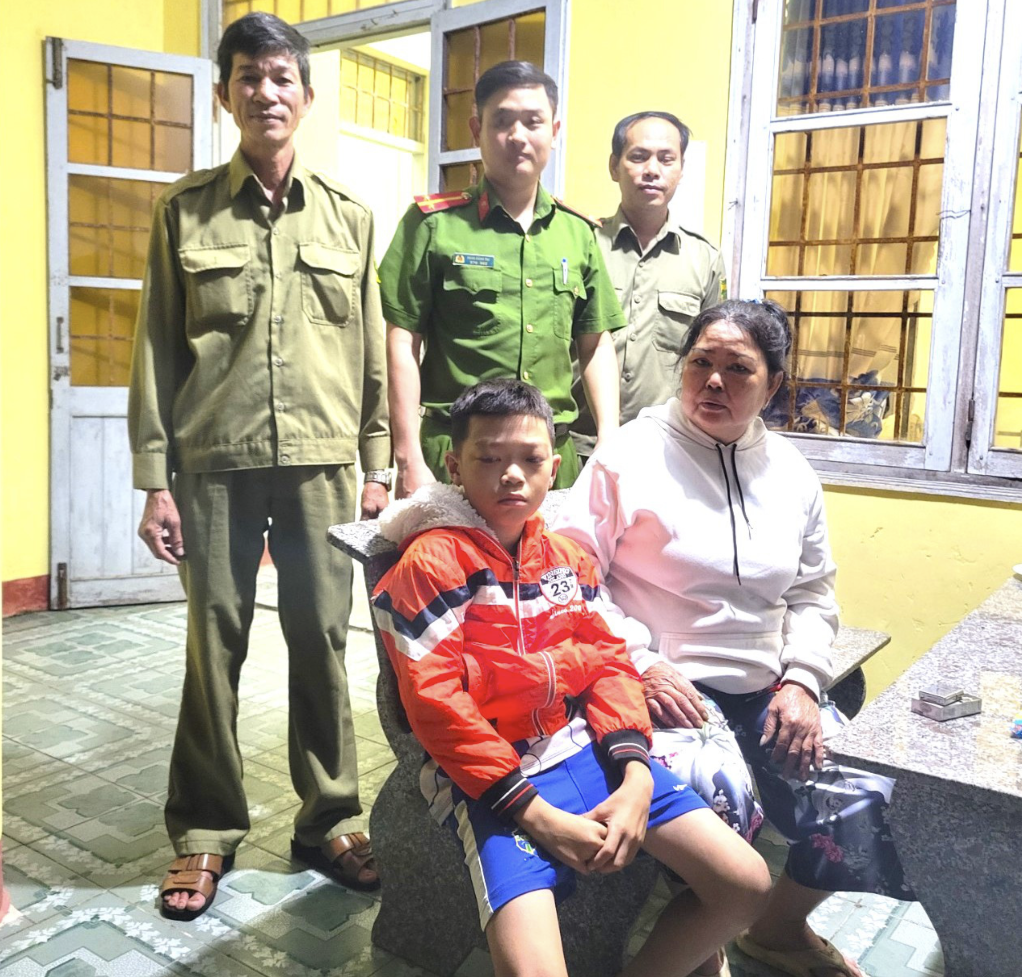 Police officers find a 10-year-old boy cycling from Phu Yen Province, south-central Vietnam, to southern Binh Duong Province to meet his mother. Photo: Supplied