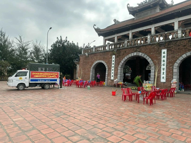 This photo shows the sugarcane juice stall in front of the Tran Temple in Tien Duc Commune, Hung Ha District, Thai Binh Province, northern Vietnam.