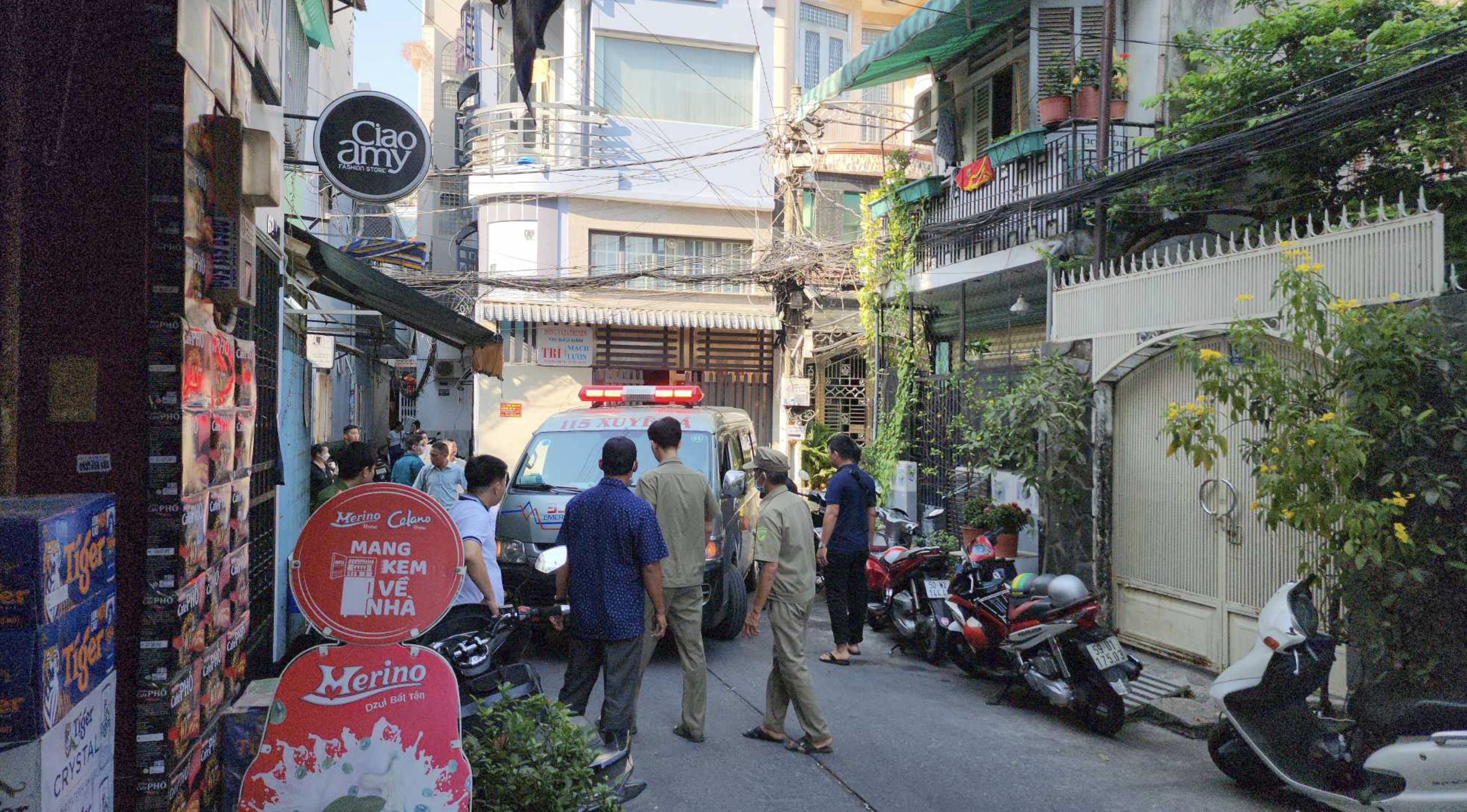 An ambulance was dispatched to an alley in District 10, Ho Chi Minh City after a fire broke out on February 17, 2024. Photo: Minh Hoa / Tuoi Tre