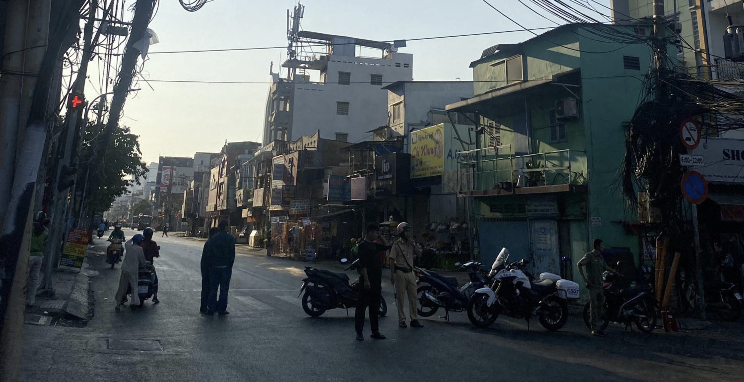 Traffic police officers block a section of Cach Mang Thang 8 Street in District 10, Ho Chi Minh City to investigate the cause of a fire breaking out at daybreak on February 17, 2024. Photo: Minh Hoa / Tuoi Tre