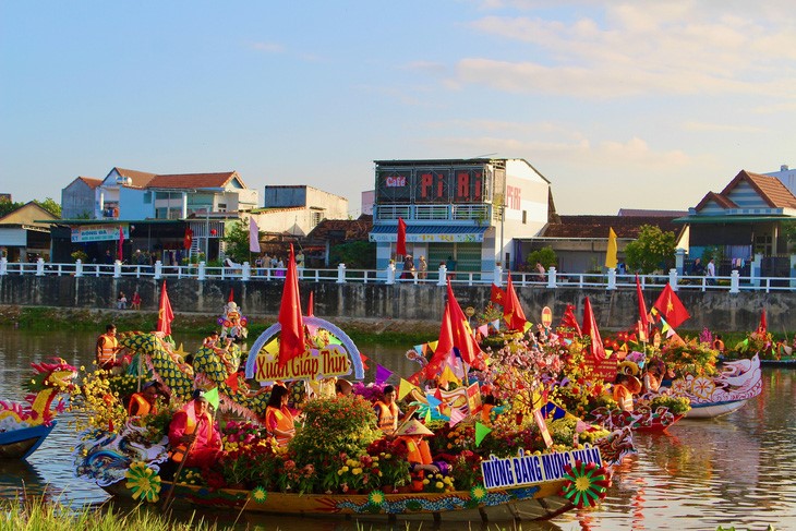 Flower boat festival, boat race attract thousands of spectators in Vietnam’s Khanh Hoa