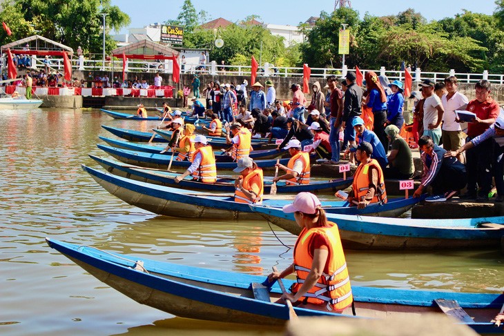 Teams get ready for the boat race on the Dinh River in Khanh Hoa Province. Photo: Thanh Chuong / Tuoi Tre