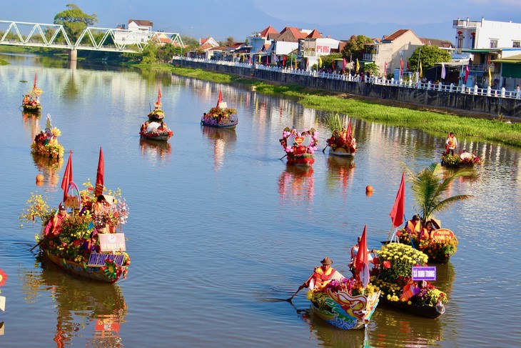 A Dinh River section becomes colorful thanks to the flower boats. Photo: Thanh Chuong / Tuoi Tre