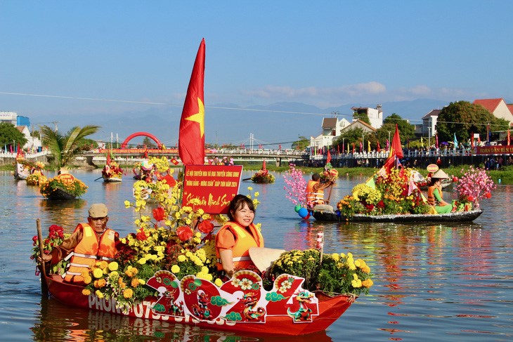 Each flower boat has at least two people. Photo: Thanh Chuong / Tuoi Tre