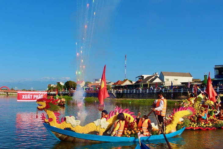 Low-altitude fireworks are set off on flower boats. Photo: Thanh Chuong / Tuoi Tre
