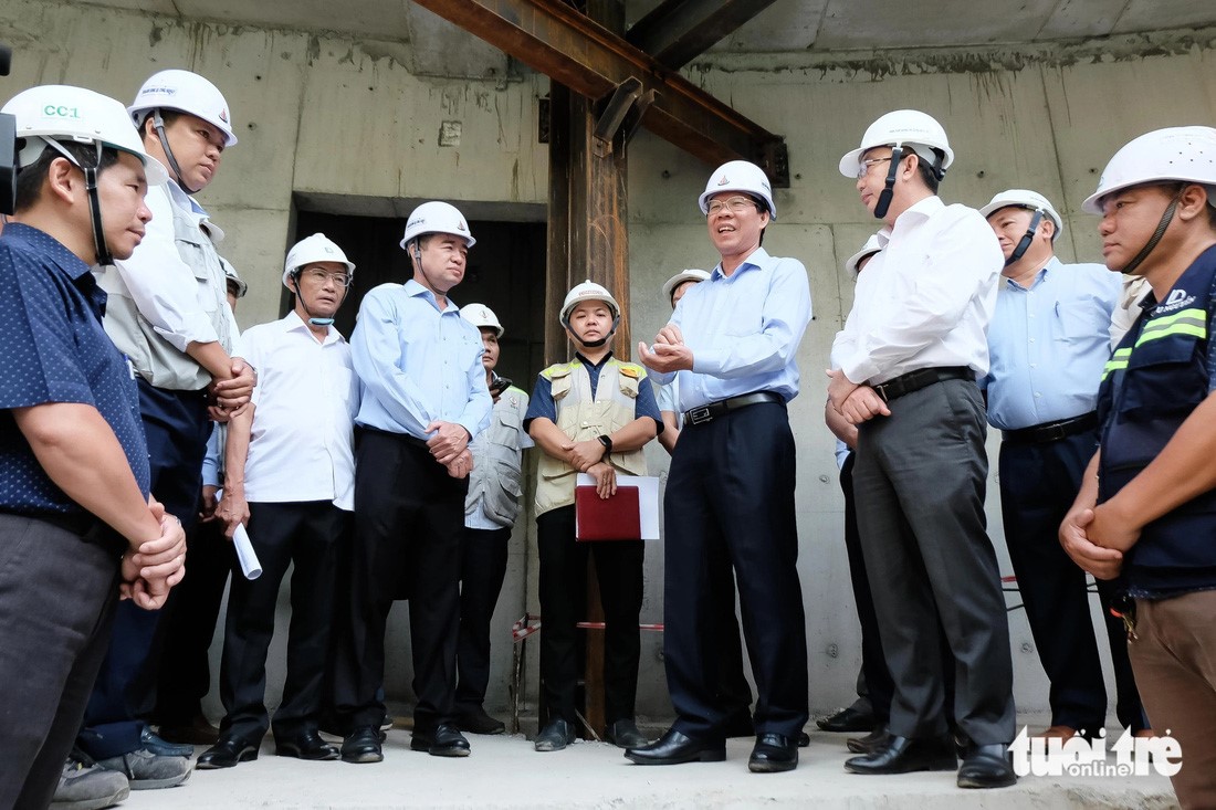 Chairman of the Ho Chi Minh City People’s Committee Phan Van Mai inspected the construction site of the project on February 17, 2024. Photo: Phuong Nhi / Tuoi Tre
