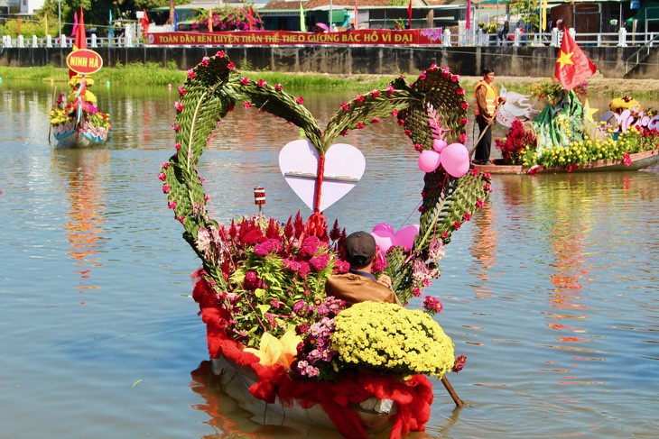 A boat with a large heart made of coconut leaves. Photo: Thanh Chuong / Tuoi Tre