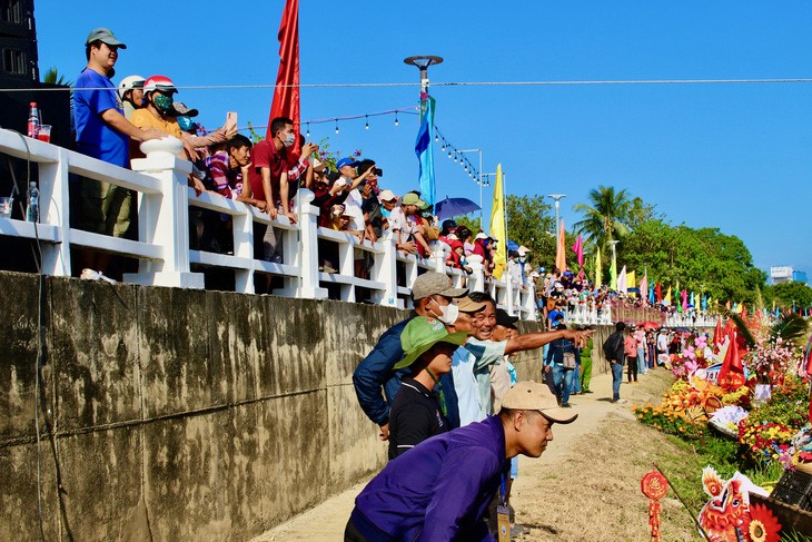 Residents and tourists throng the banks of the Dinh River in Ninh Hoa Town, Khanh Hoa Province. Photo: Thanh Chuong / Tuoi Tre