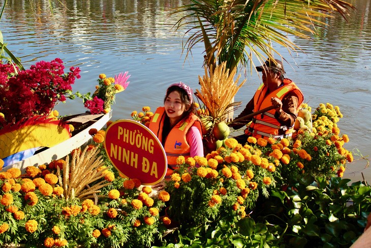 A flower boat of Ninh Da Ward, Ninh Hoa Town, Khanh Hoa Province. Photo: Thanh Chuong / Tuoi Tre