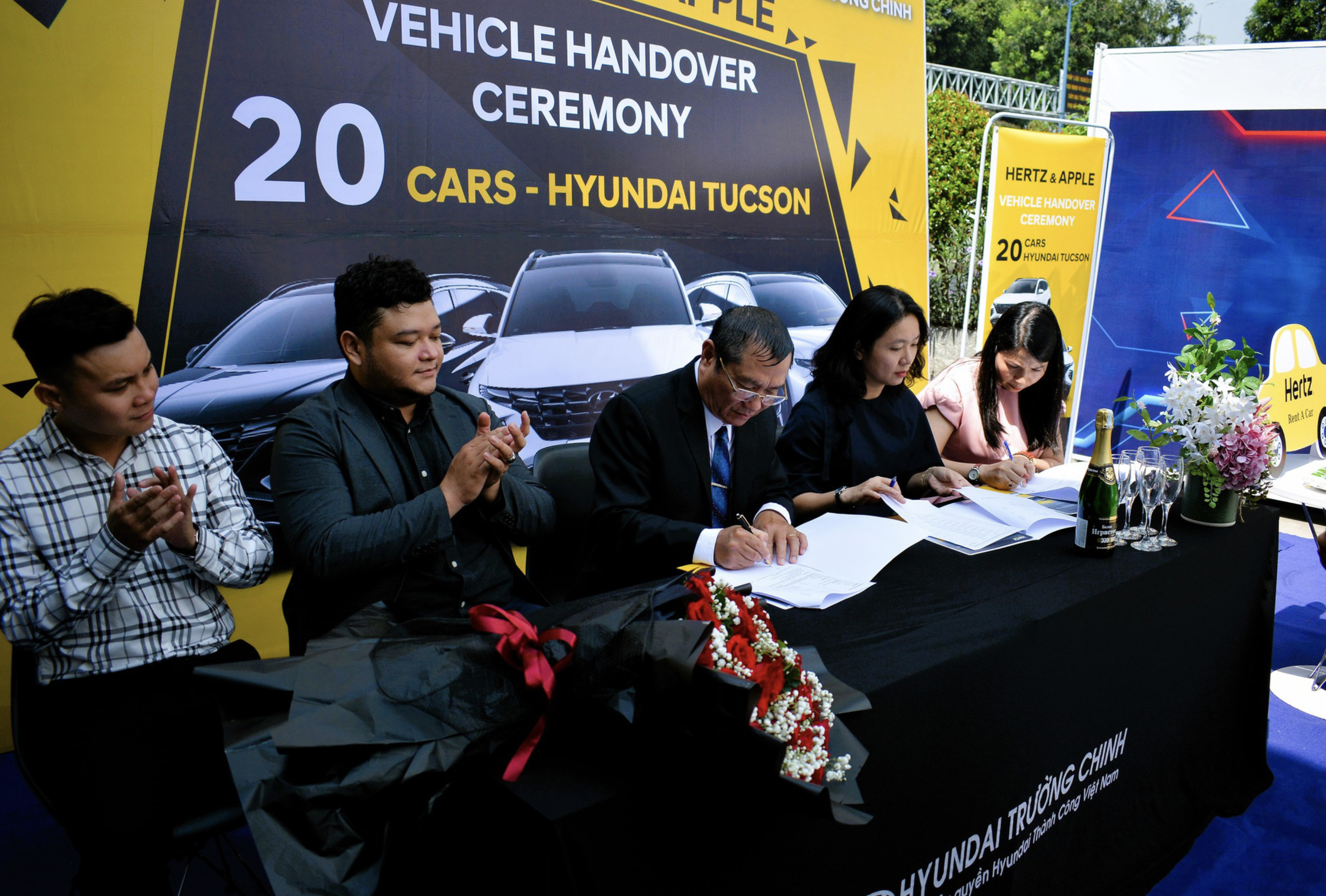 Hyundai Truong Chinh handed over 20 Hyundai Tucson cars to Hertz and Apple in July 2023. Photo: Hyundai Truong Chinh