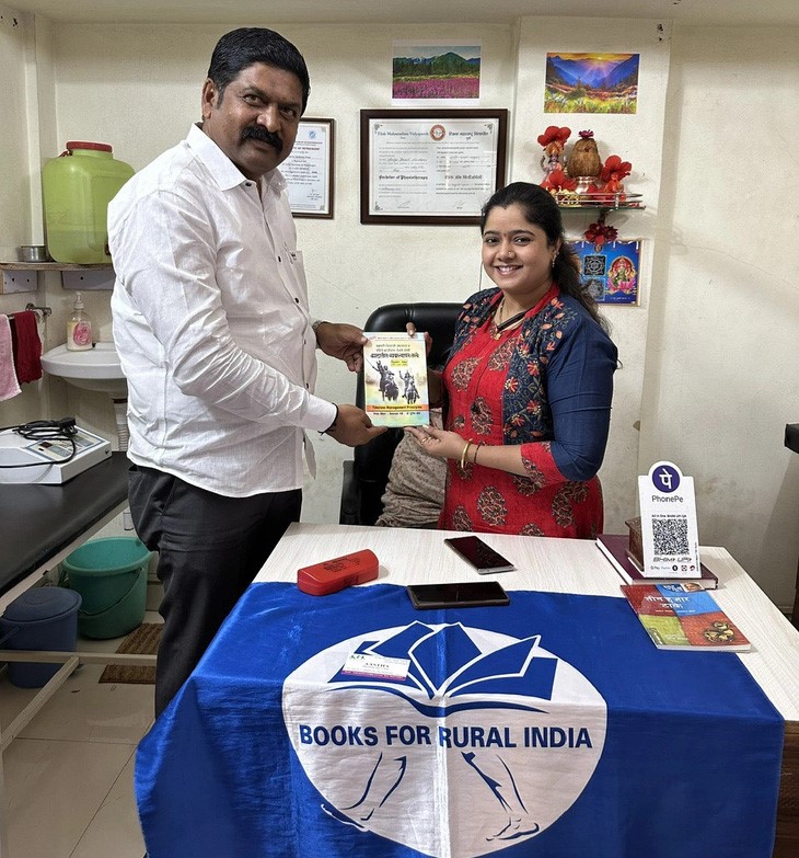 Santosh Jagtap (L), chairman of India’s non-governmental organization Swa Eknath nana Jagtap Pratisthan, accompanies Nguyen Quang Thach to give books to schools in India. Photo: Supplied