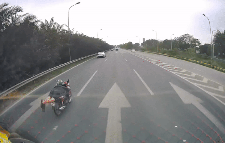 Police investigating report of rider lying on motorbike, speeding on expressway in Hanoi